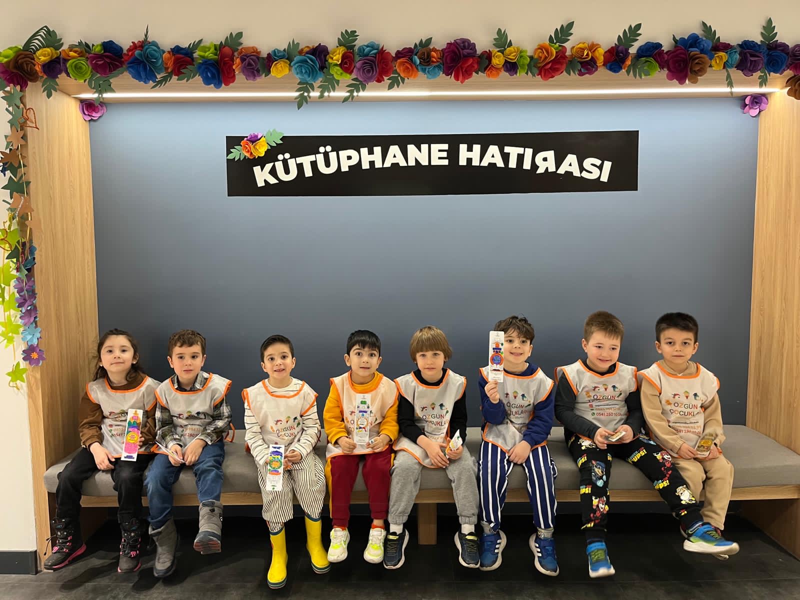Özgün Çocuklar'da kütüphane köşesinde kitap inceleyen çocuklar