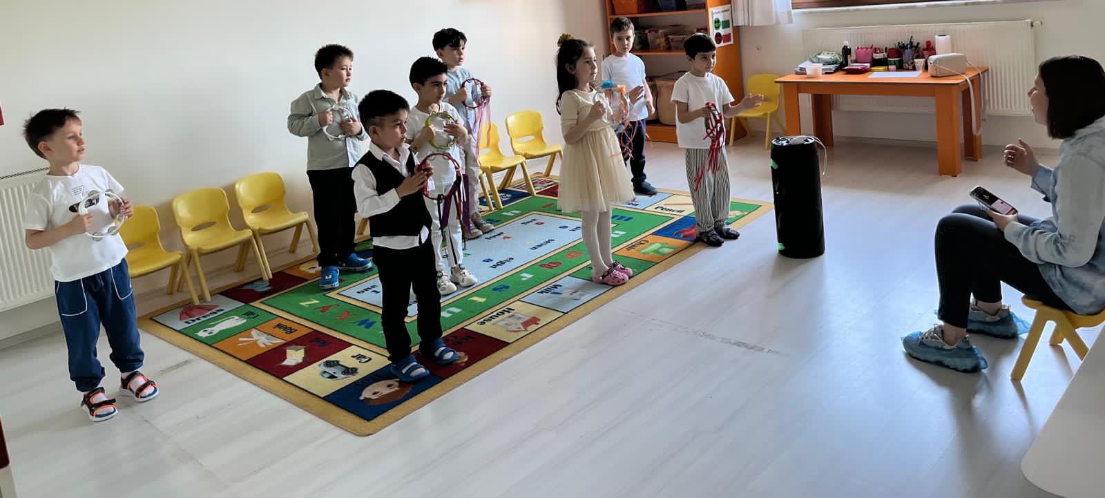 Özgün Çocuklar'da müzik ve ritim (Orff) dersinde enstrümanlarla eğitim alan çocuklar