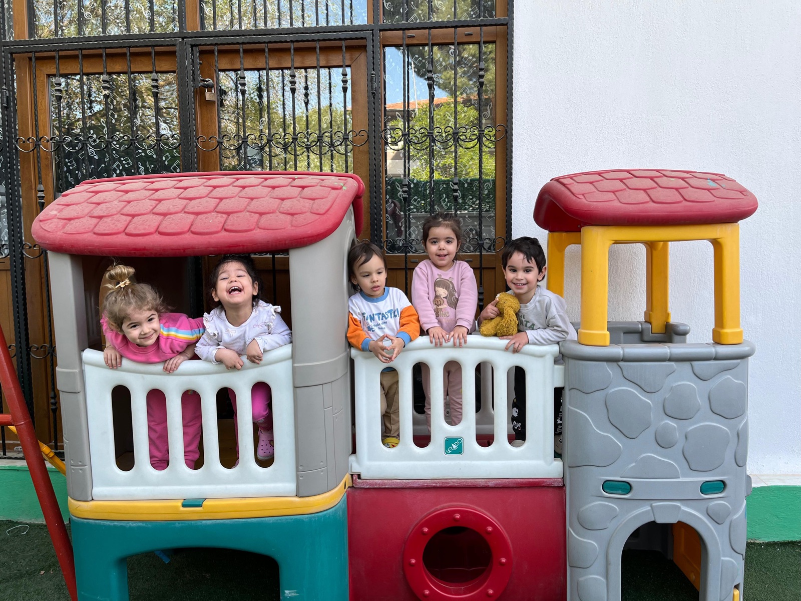 Denizli Pamukkale Özgün Çocuklar'da parkta oyun oynayan mutlu çocuklar