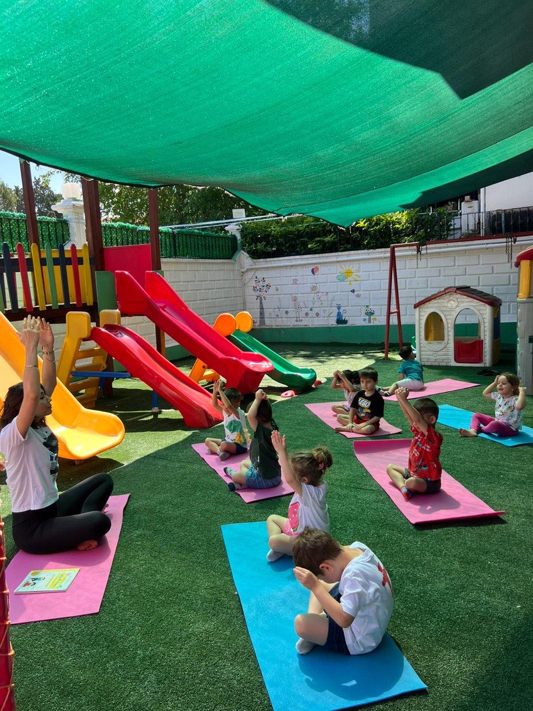 Özgün Çocuklar'da bilinçli farkındalık (mindfulness) temelli yoga etkinliği yapan çocuklar